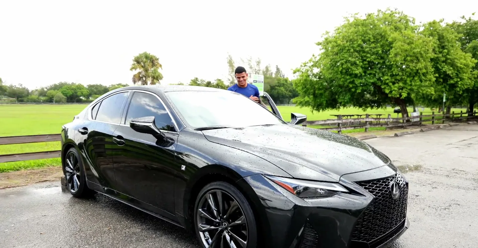 Un sedán negro estacionado en un parque de Miami