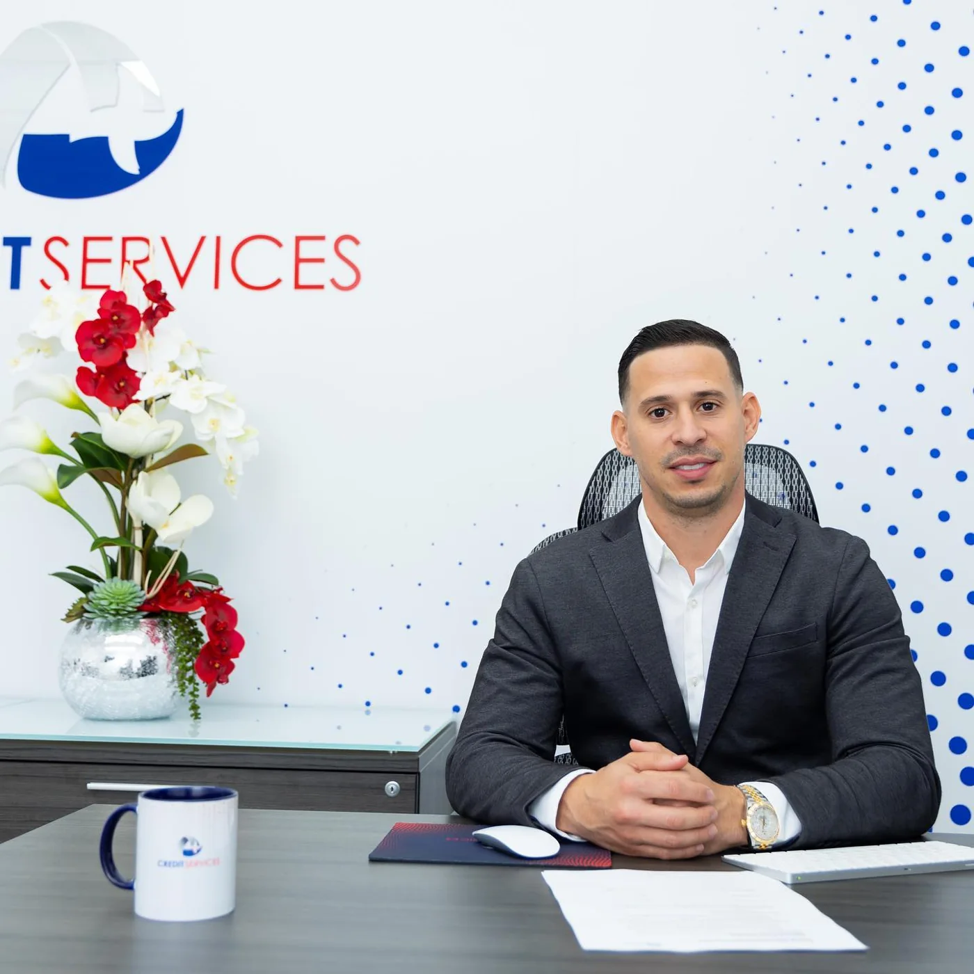 Adony Pérez en su escritorio en la oficina de A Plus Credit Services
