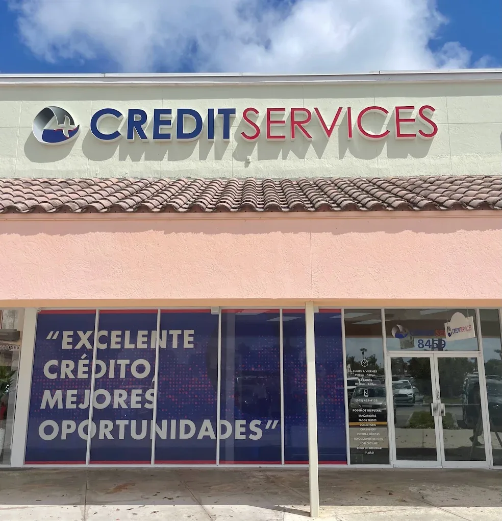 Letrero de Credit Services sobre la entrada de la oficina