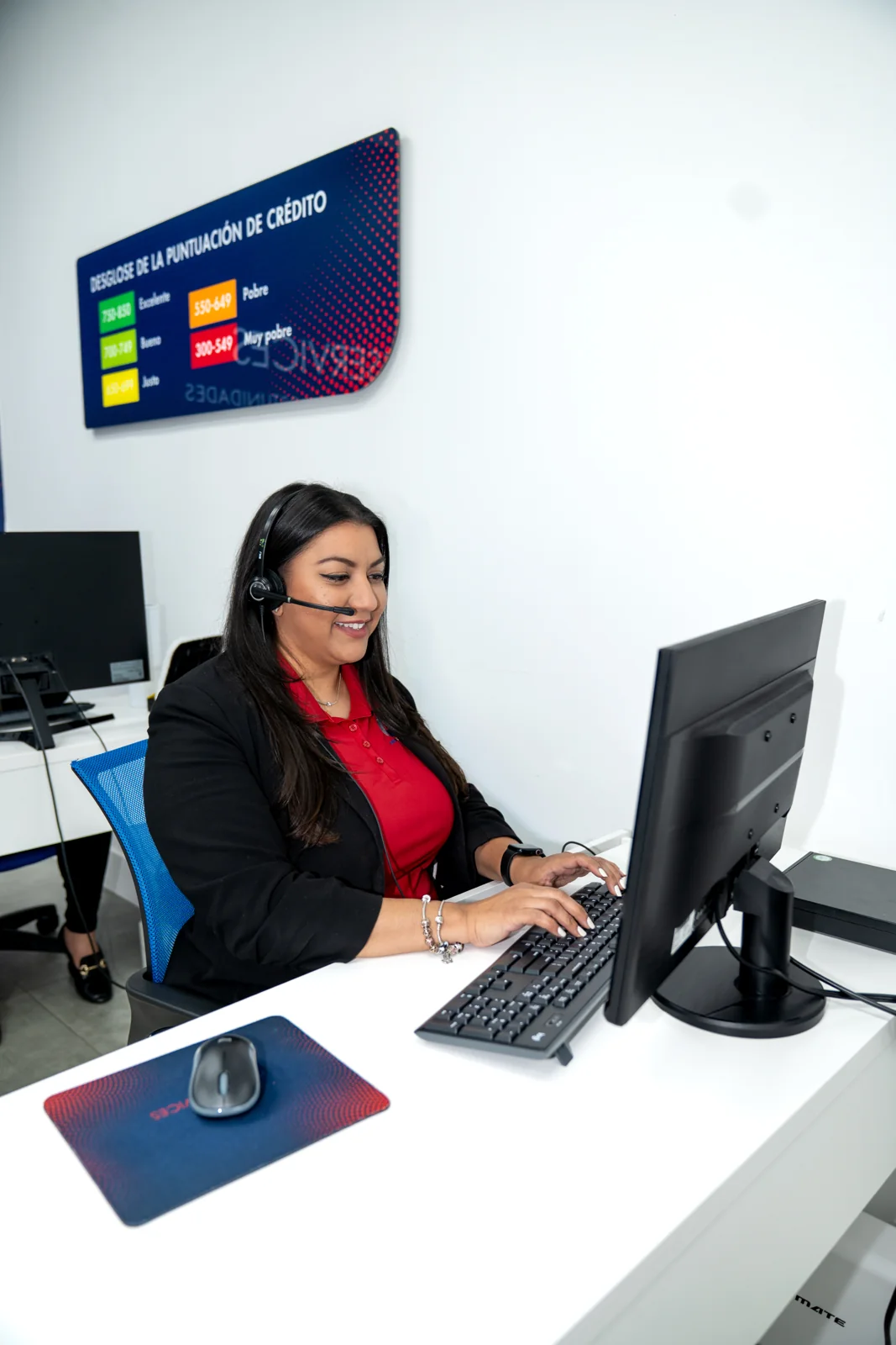 Una especialista de A Plus Credit Services revisa el reporte de un cliente